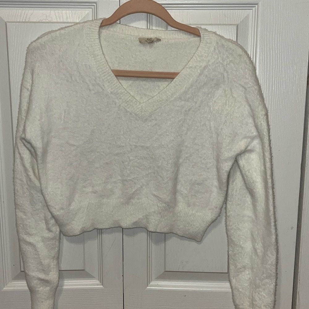 Kohl’s white sweater size small.